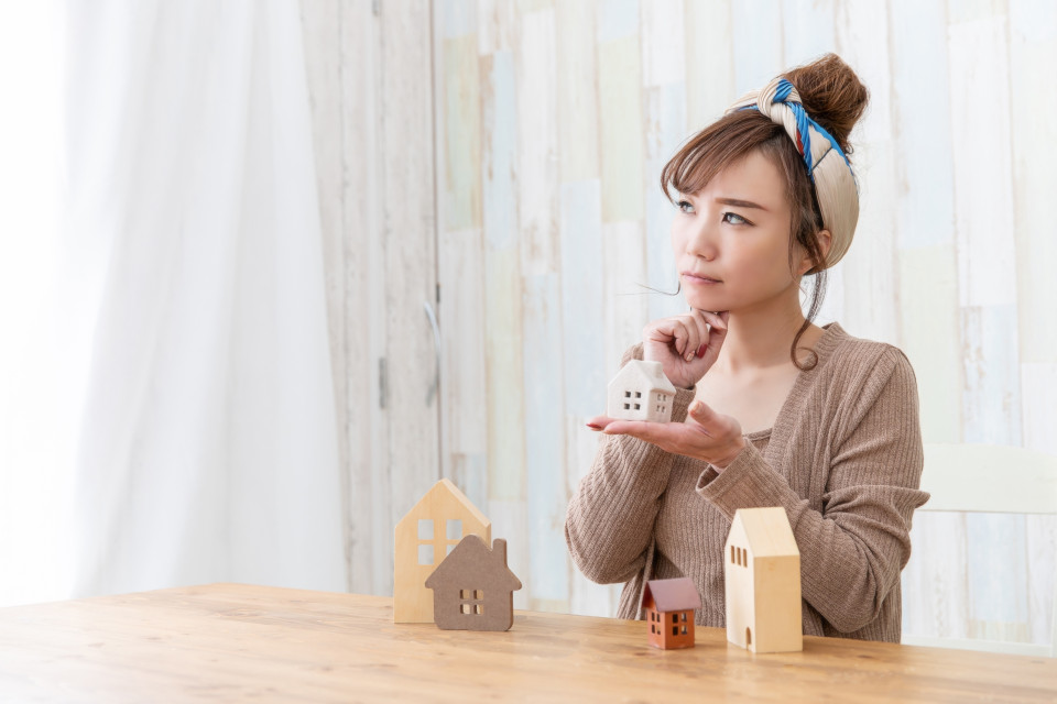 住宅購入に悩む女性のイメージ画像